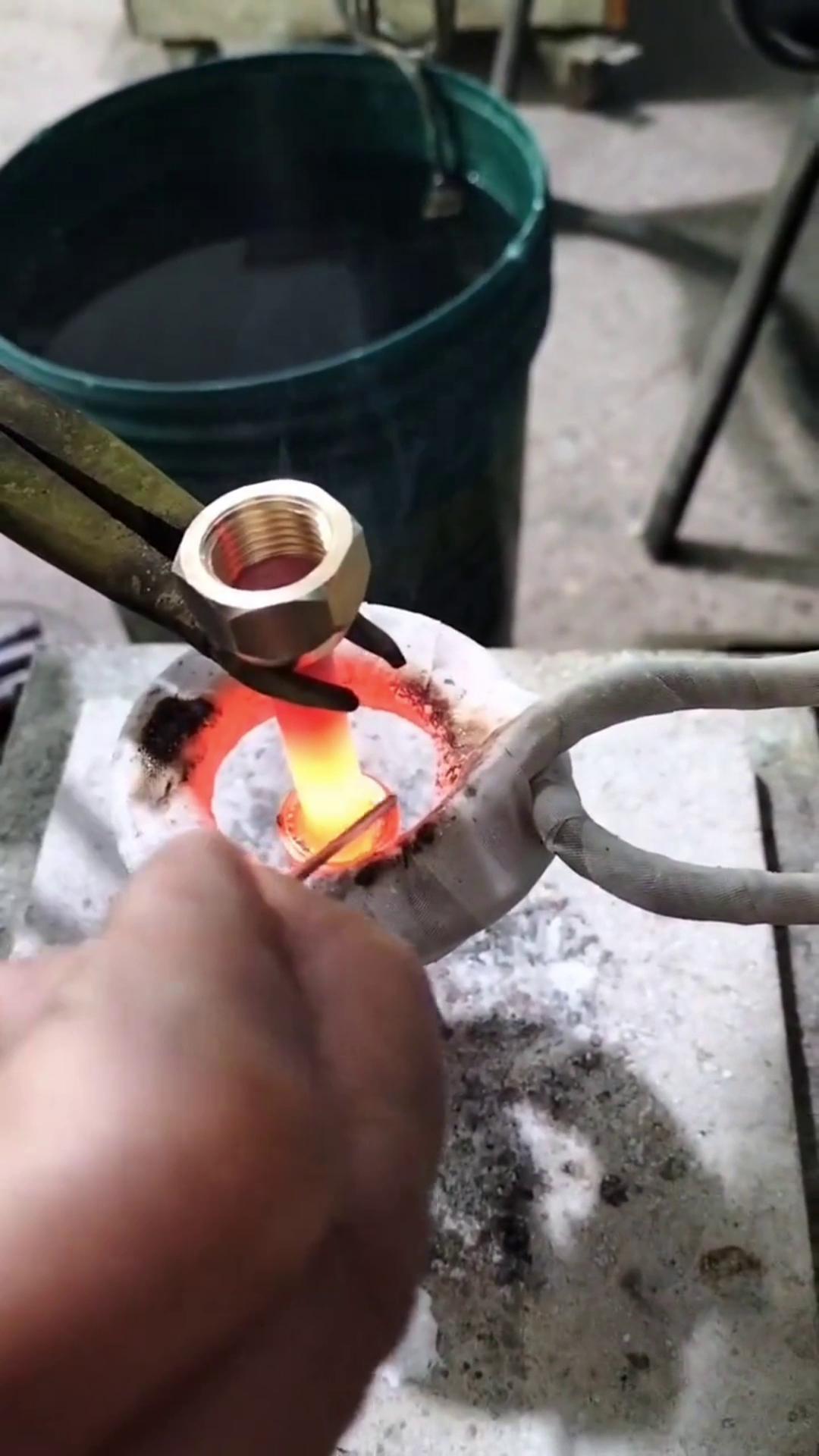 你还在用传统的火焰焊接铜管吗 人家都用上91视频下载链接加热设备做铜管焊接了