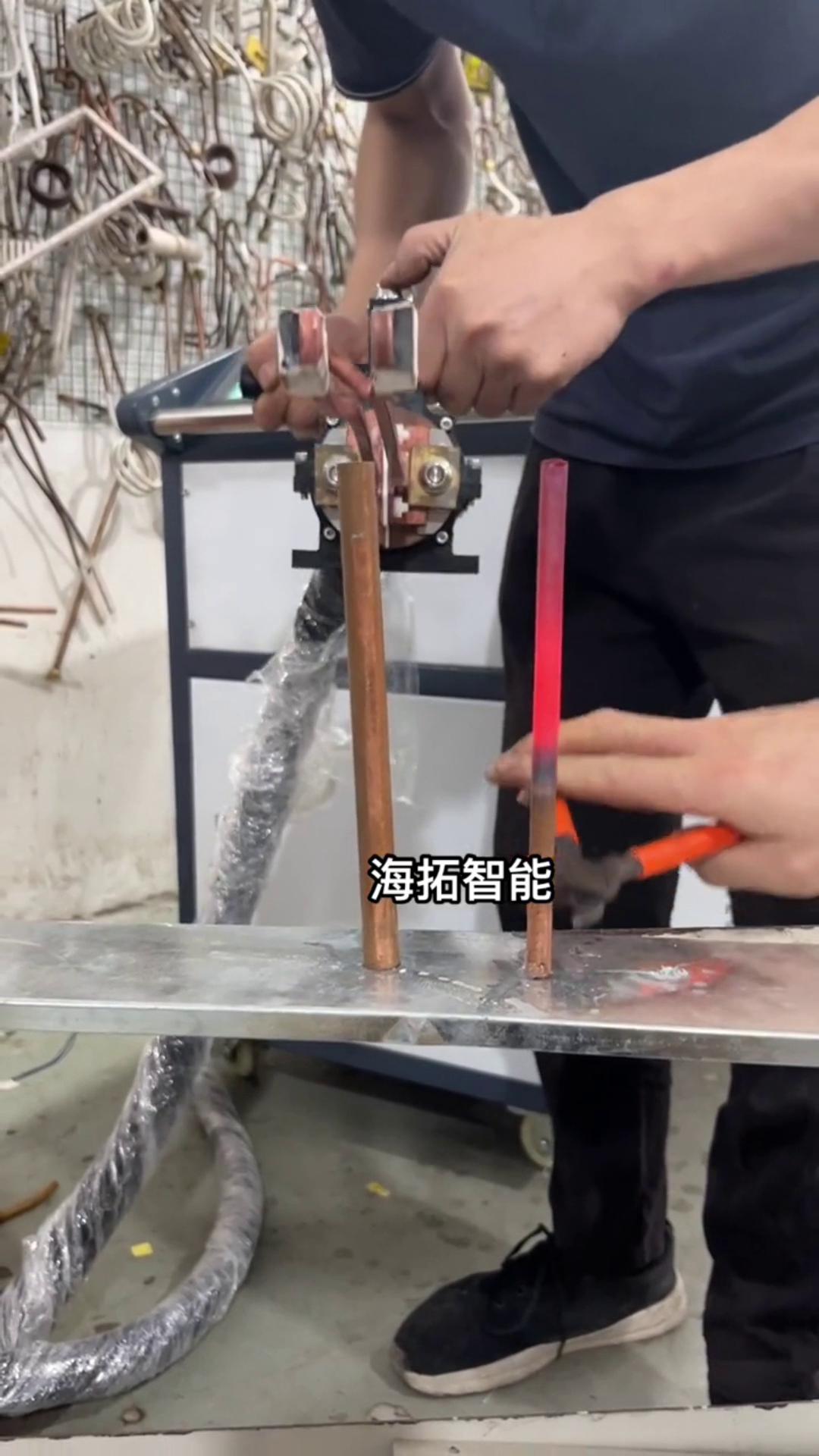 铜管加热退火有难度吗？没有！只要用了91视频IOS智能91视频下载链接加热设备，什么淬火退火加热焊接一切都不是问题。 