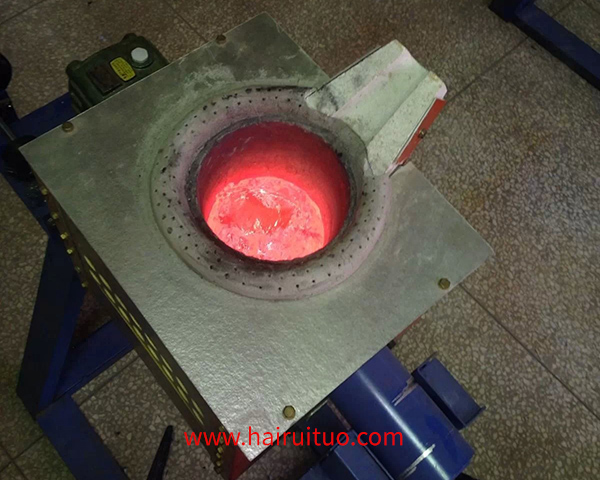 小型实验熔炼炉，特别是用于熔炼铜的中频电炉，是实验室或小规模生产环境中常用的设备