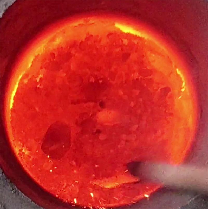 小型铁渣中频熔炼炉，采用IGBT节能电源模块，比传统电炉电烤箱节能