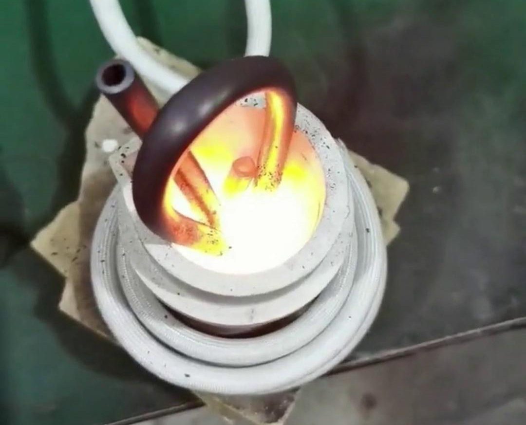 小型高频熔炼炉以其高效、精确、环保的特性成为诸多领域进行金属熔炼的优选设备