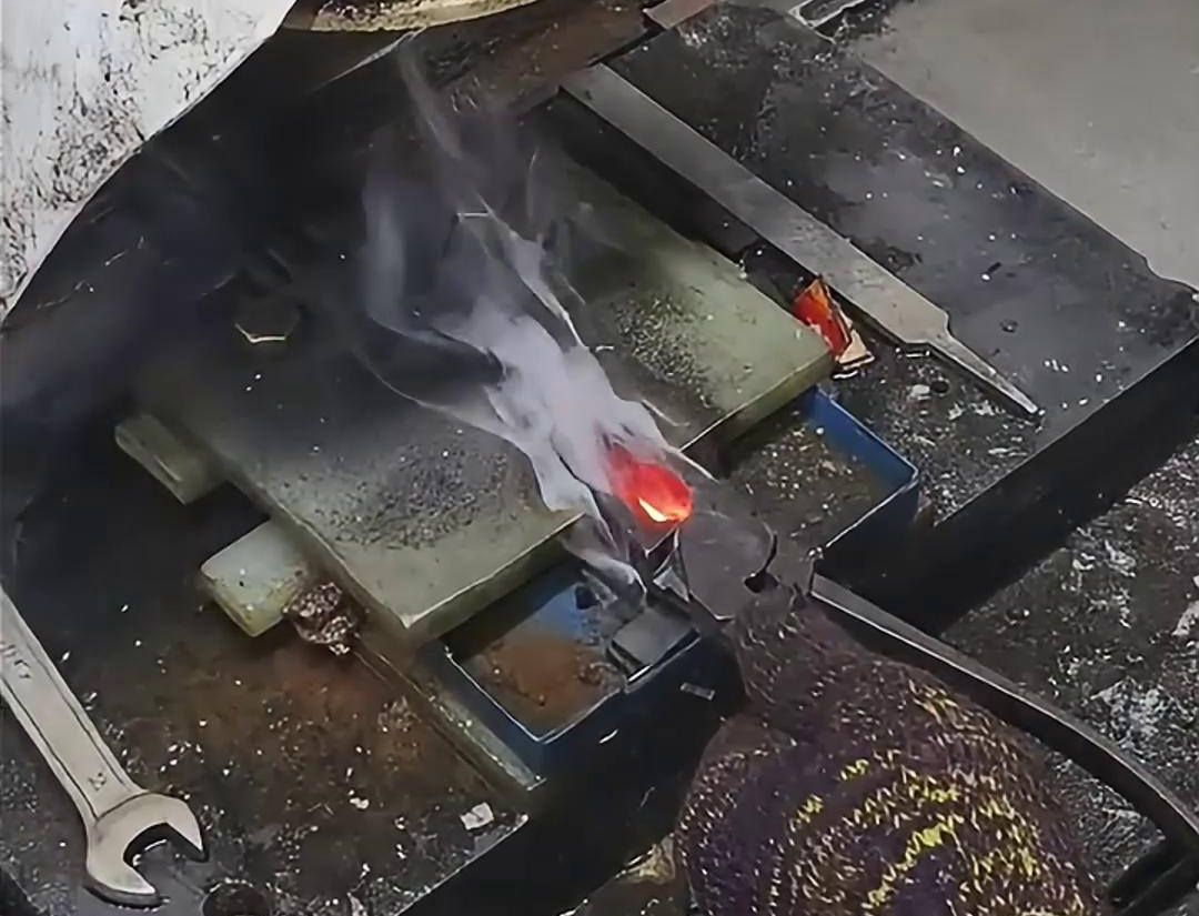 老虎钳口淬火就是使用高频淬火机快速加热，并在短时间内将其冷却