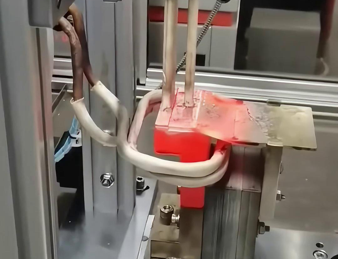 框架断路器母排铜排高频焊接过程。采用高频自动焊接