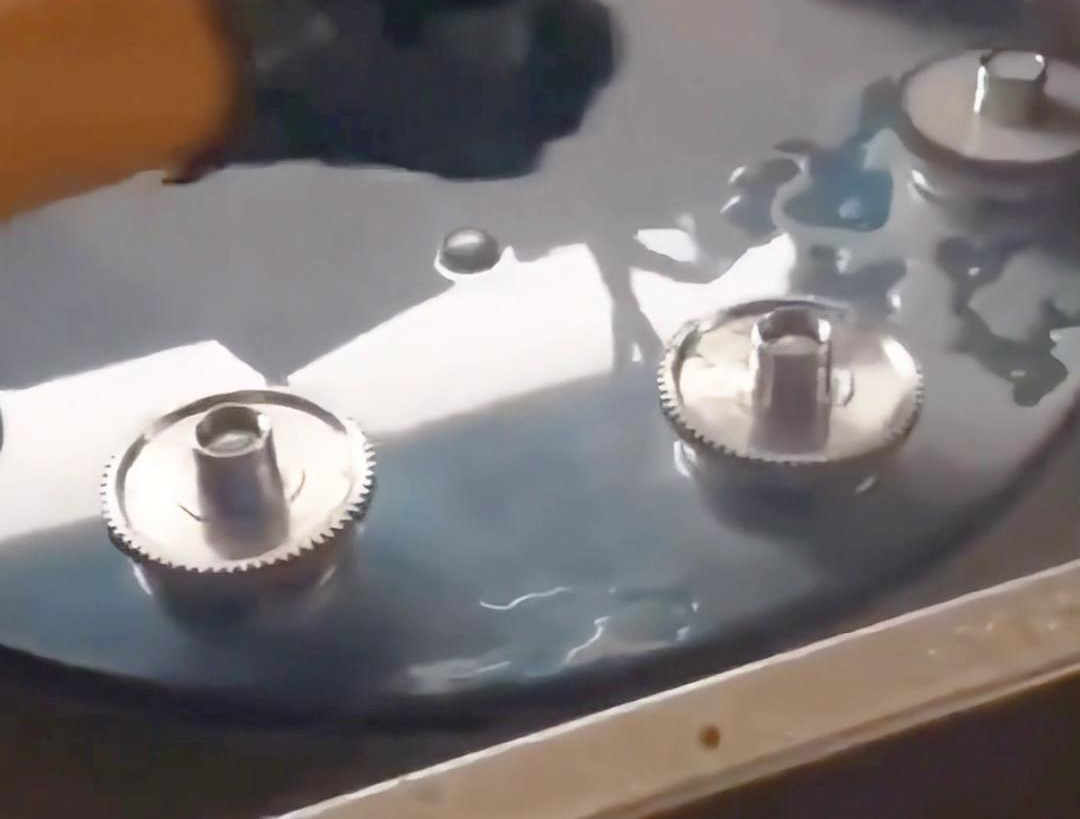 多工位齿轮淬火机床可以同时对多个齿轮进行淬火处理，提高生产效率