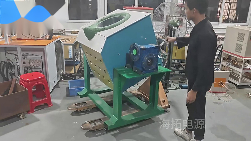 客户定制的300公斤中频熔炼炉，手摇倾倒式熔铜炉
