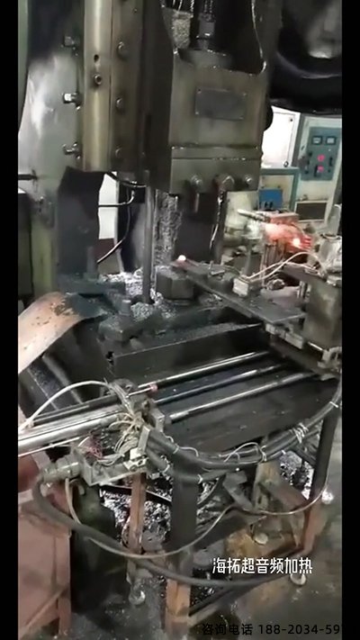 超音频91视频下载链接加热设备配合机械传送带对加热铁棒锻造
