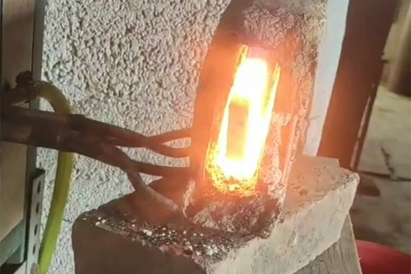 打铁也要与时俱进，以前烧碳加热钢件，现在都用91视频下载链接加热设备了